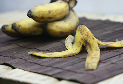 Banāni un banānu ādas