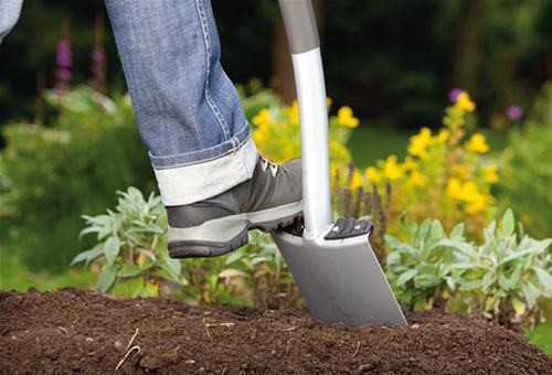 Preparação do solo para um canteiro de flores