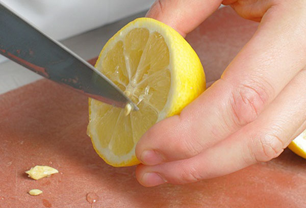 Extrayendo semillas de limón
