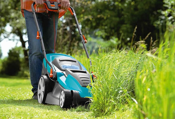 Tonte de pelouse avec une tondeuse à gazon