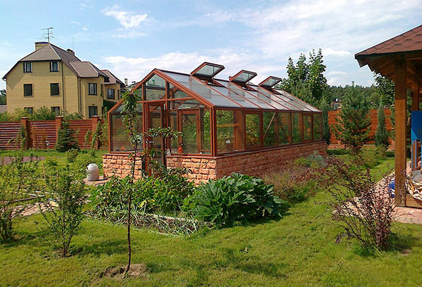 Greenhouse sa isang brick foundation