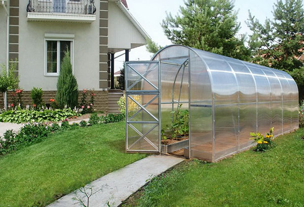 Polykarbonátový skleník poblíž domu