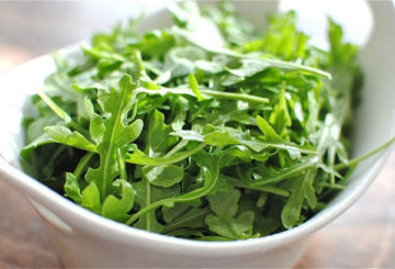 Arugula dalam mangkuk