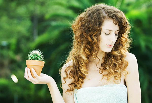 Fille tenant un pot de cactus