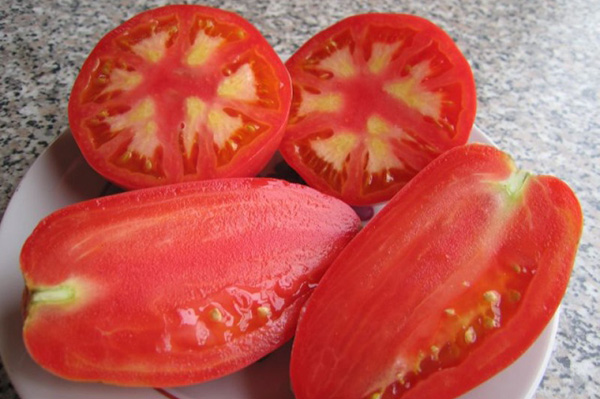 Les tomates de la variété jardinière Petrusha dans le contexte