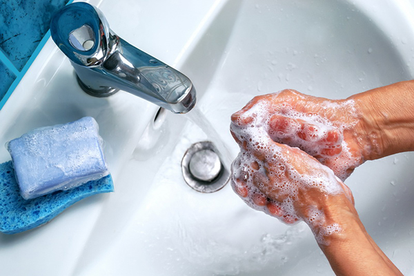 Tvätta händerna med tvål
