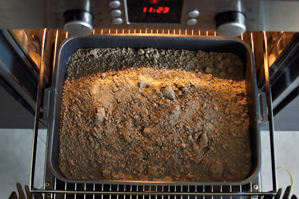 Steriliseren van de aarde in de oven